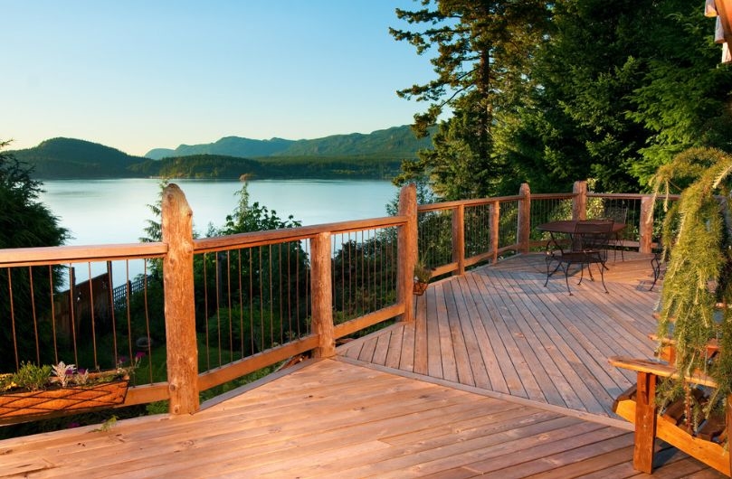 grill/stove/counter in front of solid part? Privacy Deck